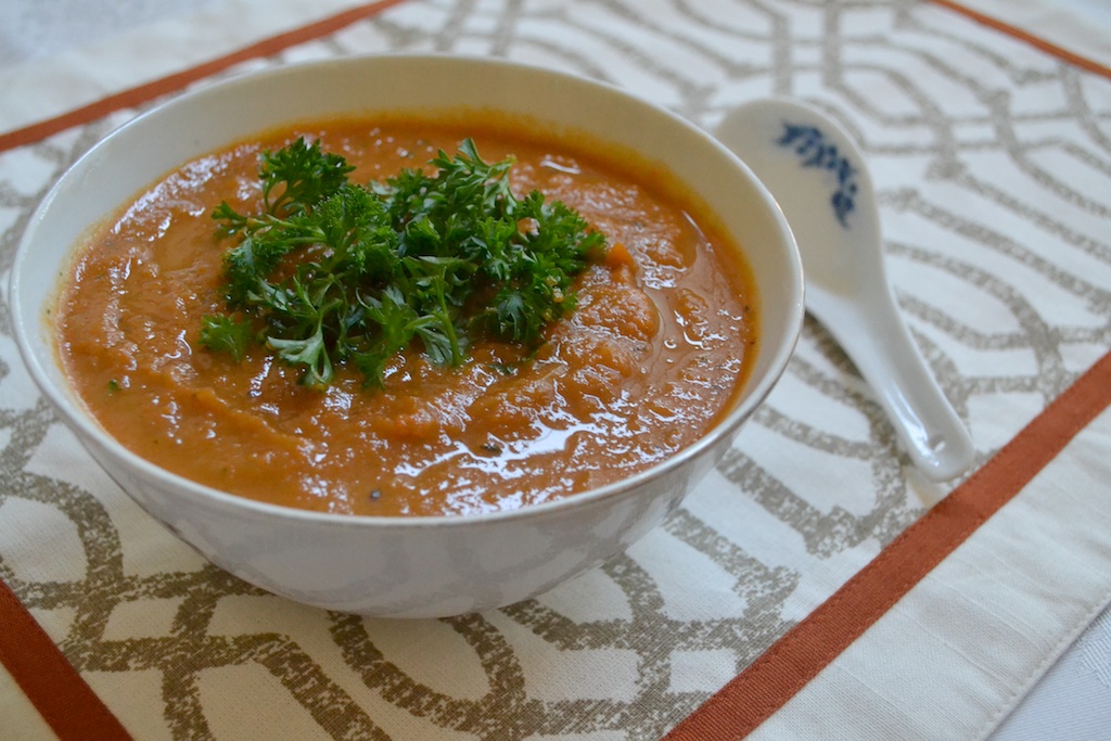 Vegan Coconut Carrot Ginger Soup | www.thefreshfind.com