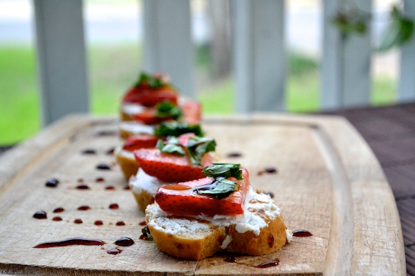 Strawberry Basil and Balsamic Crostinis | www.thefreshfind.com