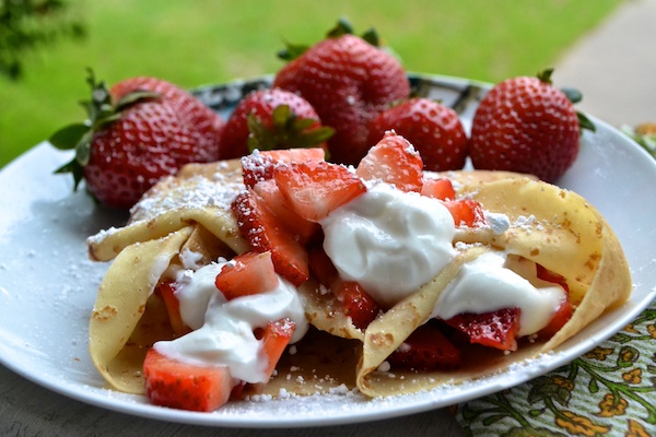 Strawberry Crepes, Crepini | www.thefreshfind.com