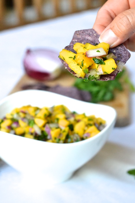 5 Ingredient Mango Salsa with Blue Corn Tortilla Chips | thefreshfind.com