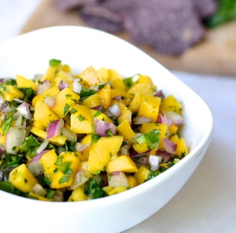 5 Ingredient Mango Salsa | thefreshfind.com