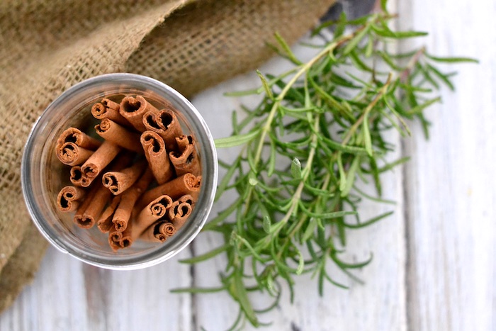 Cinnamon Sticks & Rosemary Crockpot Mulled Wine | thefreshfind.com