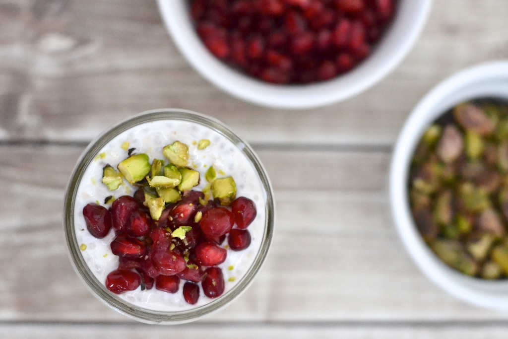 Pomegranate Pistachio Overnight Oats | thefreshfind.com